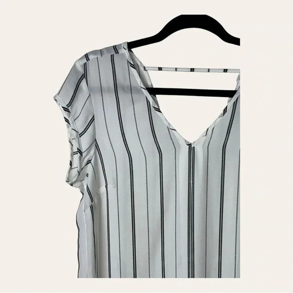 0427W. HALOGEN SHORT SLEEVE‎ TOP STRIPES WHITE AND BLACK V NECKLINE AND BACK - Picture 4 of 10